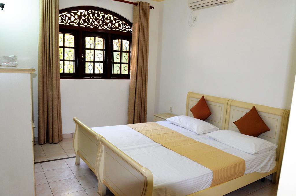 Gondolas Holiday Lanka Ragama Exterior foto