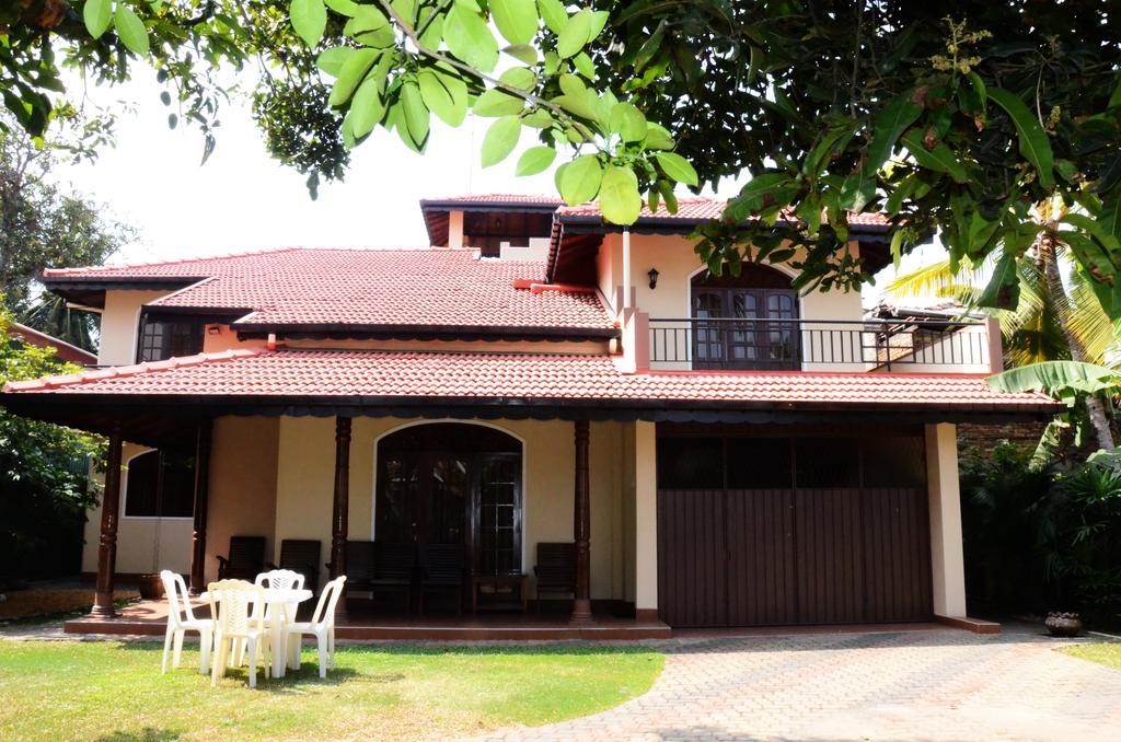 Gondolas Holiday Lanka Ragama Exterior foto
